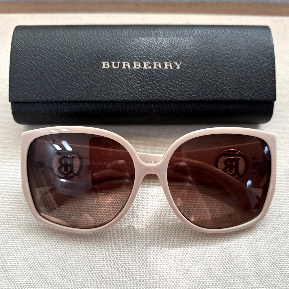 Never Worn Burberry Sunglasses BE4290 380713